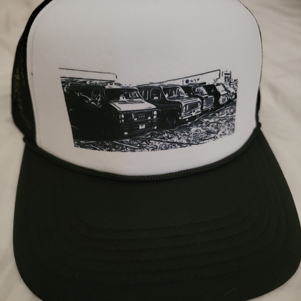 New never worn! Vintage style boogie van snap back trucker hat.